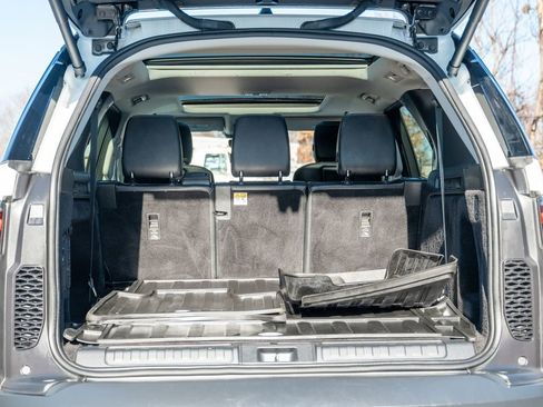 Certified 2022 Land Rover Discovery S image 38