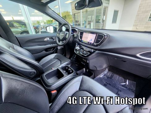 Used 2025 Chrysler Pacifica Select FWD image 48