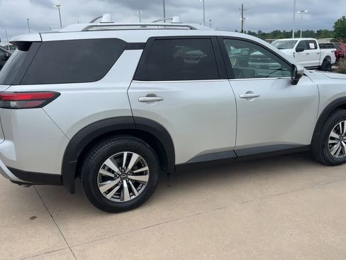 Used 2022 Nissan Pathfinder SL w/ SL Black Package FWD image 9