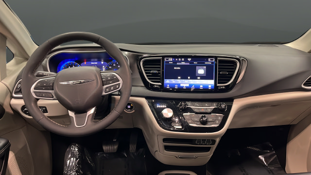 Used 2024 Chrysler Pacifica Touring-L FWD image 11