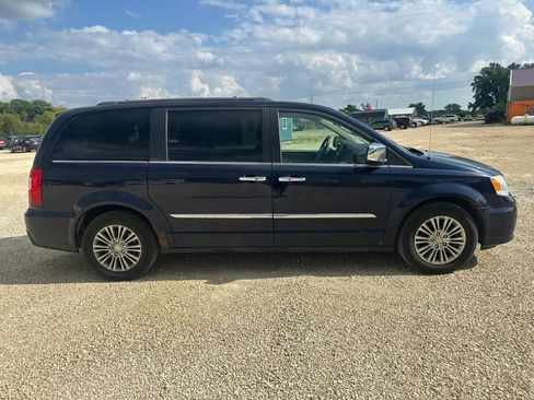 Used 2014 Chrysler Town & Country Touring-L w/ Driver Convenience Group FWD image 5