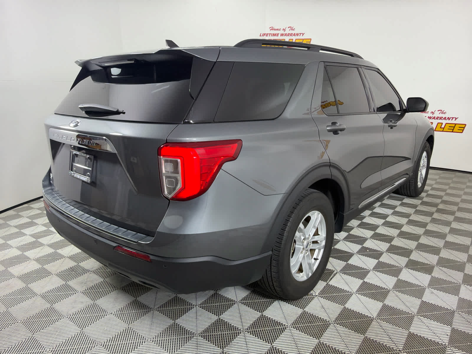 Used 2024 Ford Explorer XLT RWD image 6