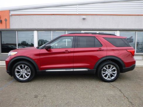 Used 2021 Ford Explorer XLT w/ Equipment Group 202A AWD/4WD image 2