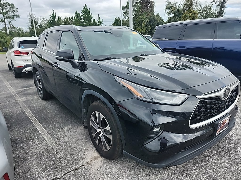 Used 2022 Toyota Highlander XLE AWD/4WD image 2