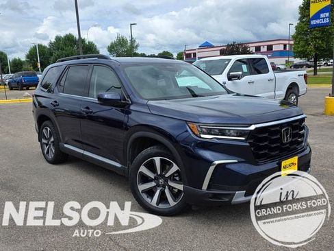 Used 2025 Honda Pilot Touring image 1