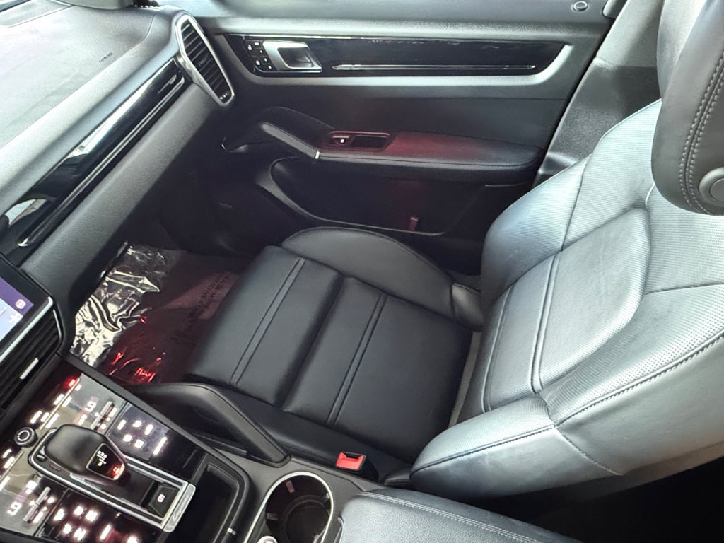 Used 2022 Porsche Cayenne AWD/4WD image 28