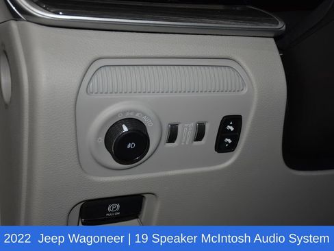 Used 2022 Jeep Wagoneer Series III w/ Premium Group I AWD/4WD image 9
