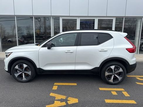 Certified 2025 Volvo XC40 B5 Plus AWD/4WD image 2