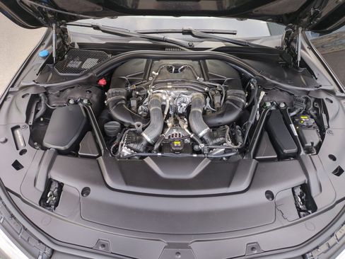 Used 2018 BMW 750i xDrive w/ Executive Package image 32