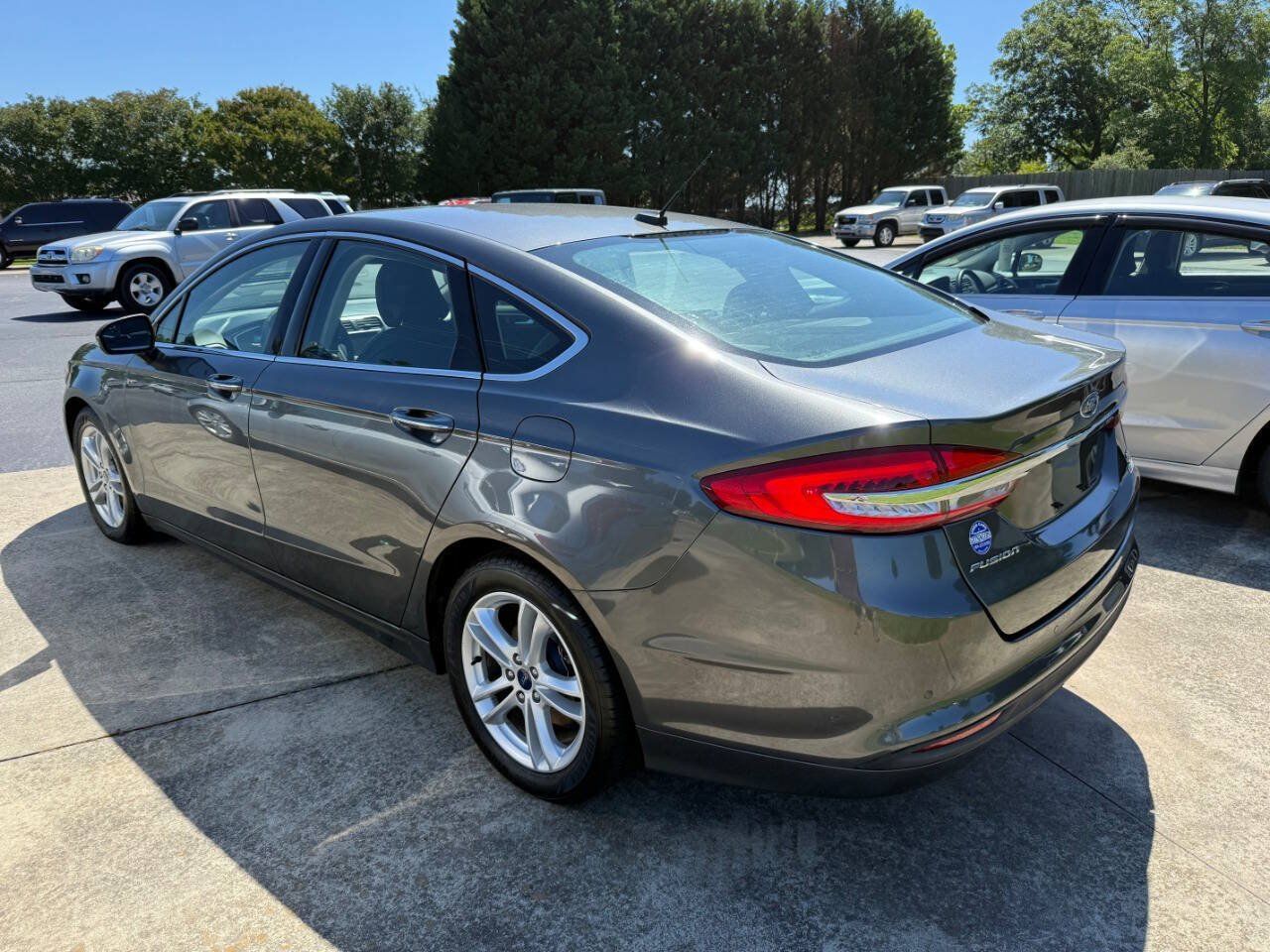 Used 2018 Ford Fusion SE w/ Fusion SE Technology Package FWD image 2