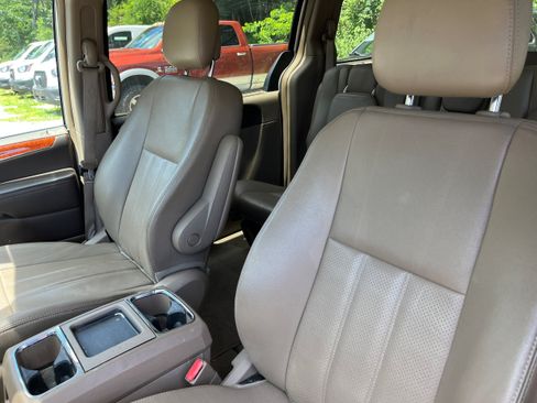 Used 2015 Chrysler Town & Country Touring-L w/ Driver Convenience Group FWD image 9