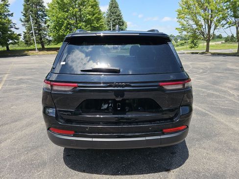 Used 2023 Jeep Grand Cherokee Altitude AWD/4WD image 5