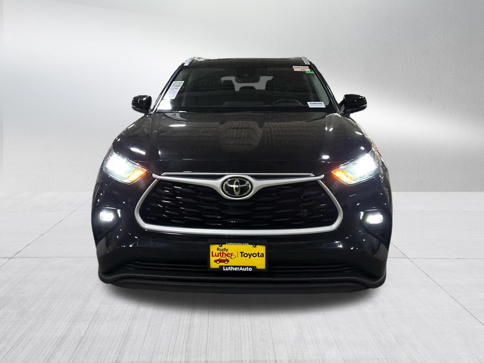 Used 2023 Toyota Highlander XLE AWD/4WD image 5