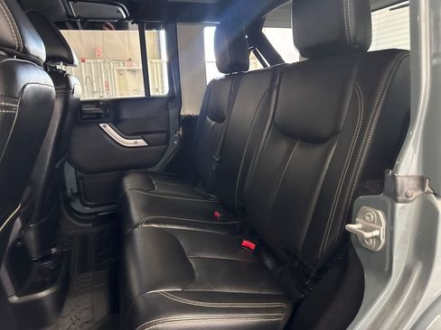 Used 2015 Jeep Wrangler Unlimited Sahara AWD/4WD image 16
