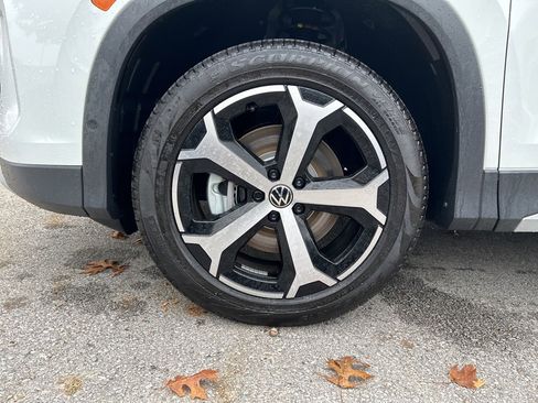 New 2025 Volkswagen Tiguan SE image 32