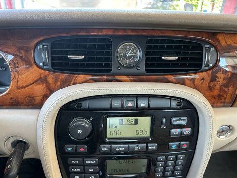 Used 2004 Jaguar XJ8 image 12