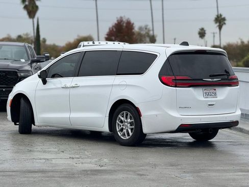 Used 2023 Chrysler Pacifica Touring-L image 2