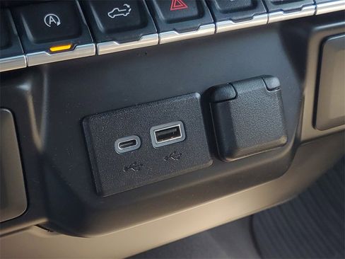 Used 2022 Chevrolet Silverado 1500 LT image 25