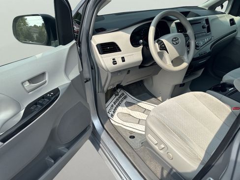 Used 2014 Toyota Sienna LE FWD image 9