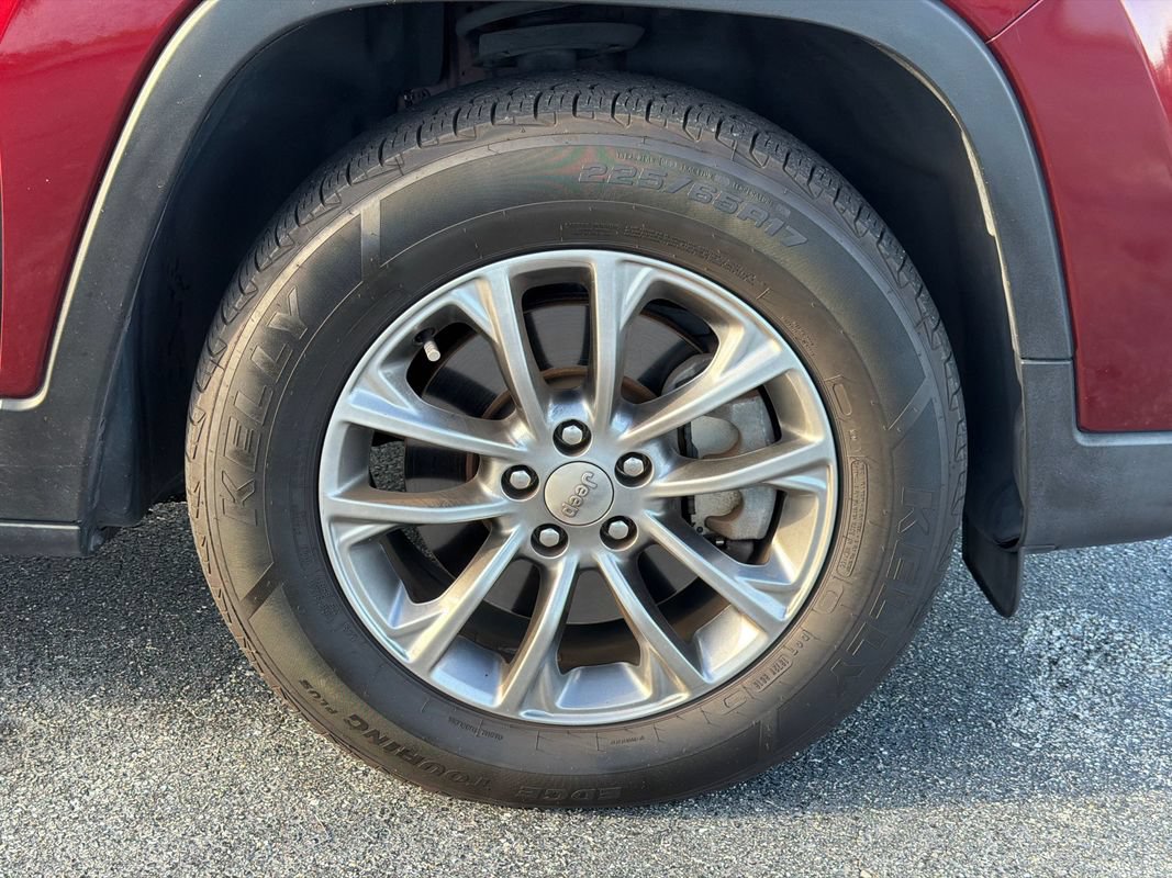 Used 2019 Jeep Cherokee Latitude Plus w/ Cold Weather Group AWD/4WD image 12