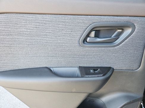 Used 2023 Nissan Rogue S image 20