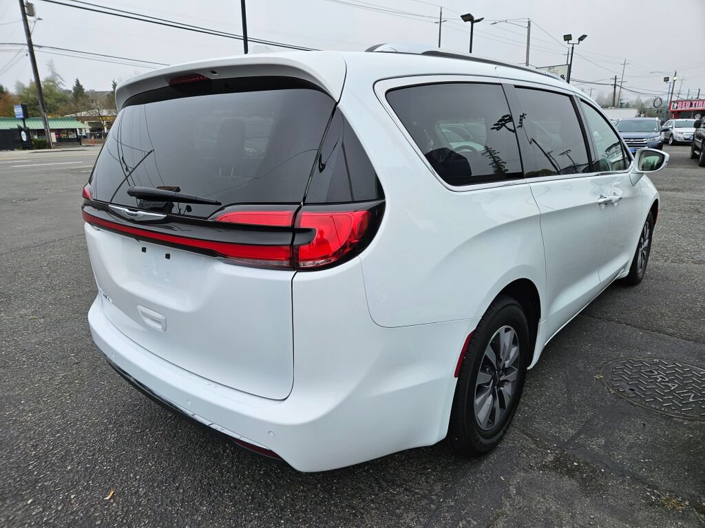 Used 2021 Chrysler Pacifica Touring-L FWD image 5