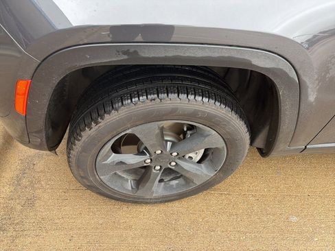 Used 2025 Jeep Grand Cherokee L Limited w/ Black Appearance Package image 6