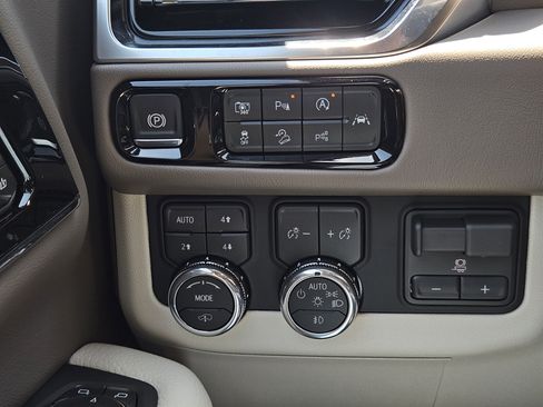 New 2026 GMC Yukon Denali w/ Denali Reserve Package AWD/4WD image 9