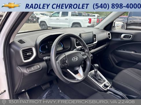 Used 2025 Hyundai Venue SEL FWD image 4
