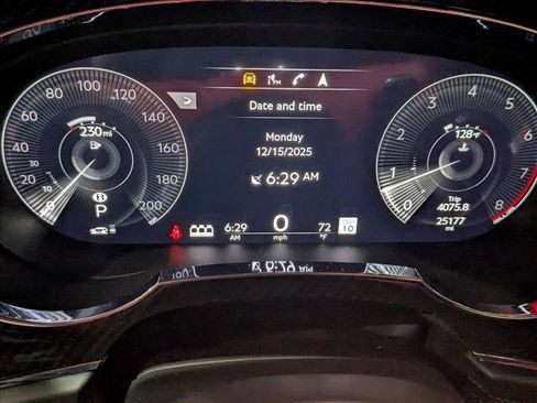 Used 2023 Bentley Bentayga image 11