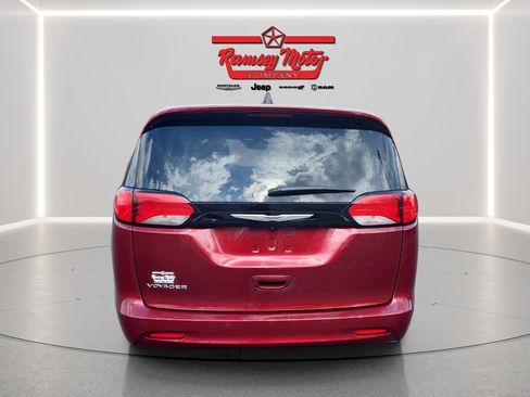 Used 2023 Chrysler Voyager LX FWD image 4