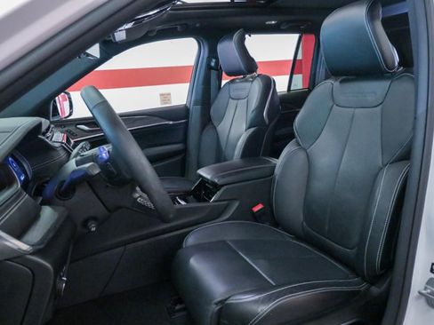 Used 2023 Jeep Grand Cherokee Overland w/ Luxury Tech Group IV AWD/4WD image 11