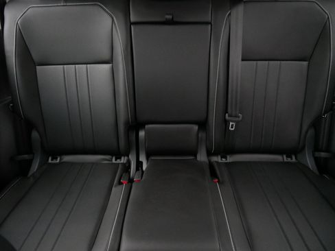 Used 2024 Volkswagen Tiguan SE w/ MDO Package, Two-Row AWD/4WD image 13