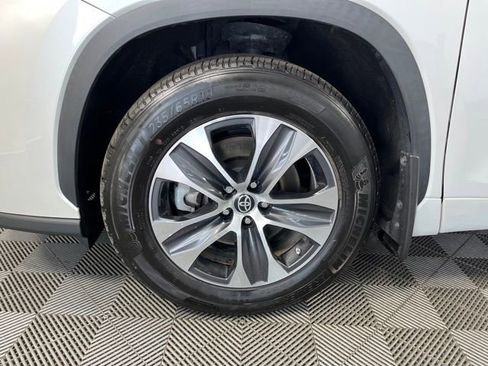 Used 2023 Toyota Highlander XLE image 10
