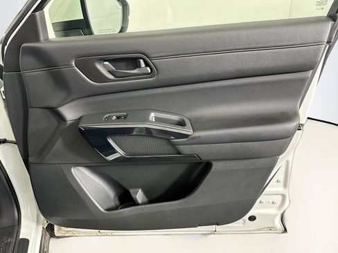 Used 2024 Nissan Pathfinder SV image 32