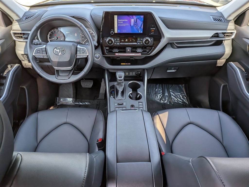 Used 2026 Toyota Highlander XLE AWD/4WD image 4