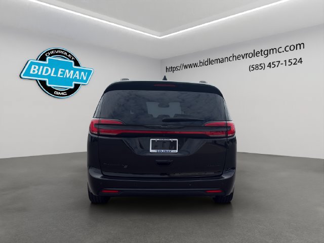 Used 2025 Chrysler Pacifica Limited FWD image 7