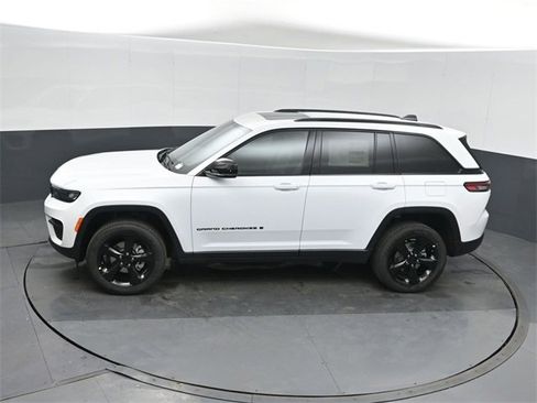 New 2025 Jeep Grand Cherokee Altitude image 32