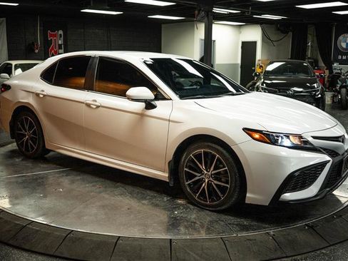 Used 2024 Toyota Camry SE image 5