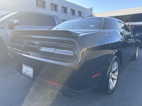 Used 2015 Dodge Challenger SXT RWD image 4