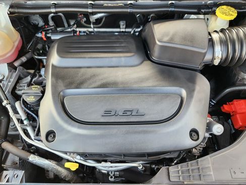 Used 2021 Chrysler Pacifica Touring-L image 19