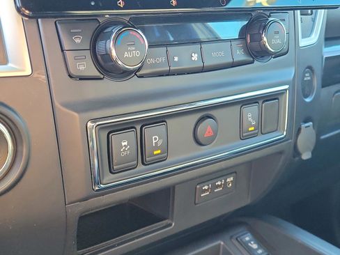 Used 2019 Nissan Titan SV w/ SV Convenience Package image 29