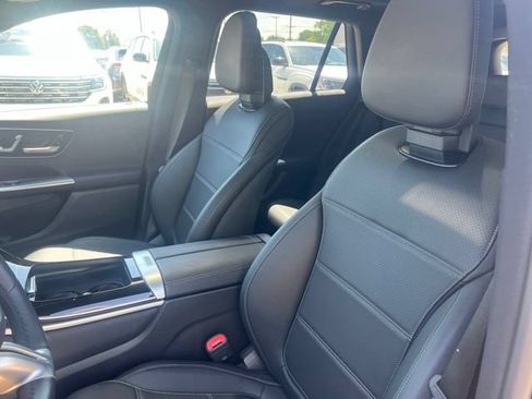 Used 2025 Mercedes-Benz GLC 300 4MATIC image 7