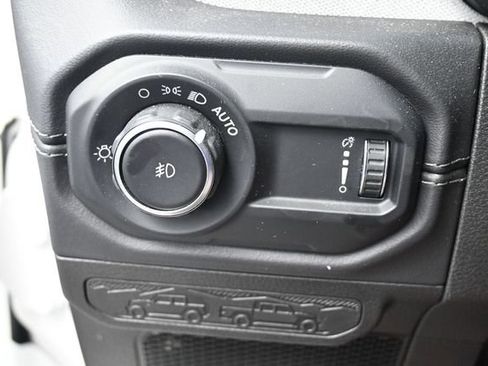 Used 2025 Jeep Wrangler Unlimited Sahara AWD/4WD image 34