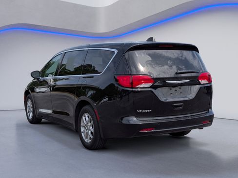 Used 2024 Chrysler Voyager LX FWD image 5