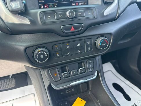 Used 2020 GMC Terrain SLE AWD/4WD image 24