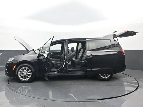 Used 2026 Chrysler Pacifica Limited FWD image 35