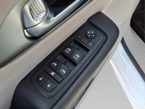 Used 2023 Chrysler Pacifica Touring-L FWD image 18