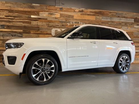 Used 2022 Jeep Grand Cherokee Overland w/ Luxury Tech Group IV AWD/4WD image 15