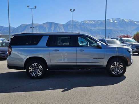 Used 2025 Chevrolet Suburban Z71 AWD/4WD image 2